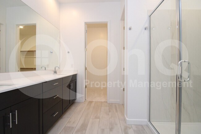 Building Photo - 3871 E Rainbow Dr