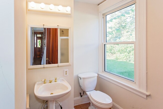 Building Photo - BOND HILL-  3 STORY 3 BEDRM 2 FULL BATH OP...