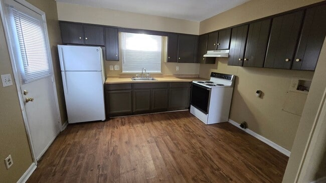 Building Photo - 102-108 S. Bradner Ave