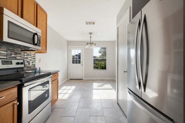 Building Photo - Updated 4/BR 2/BA Home Minutes from Downtown!