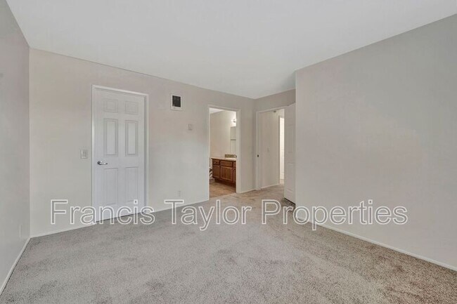 Building Photo - 225 W El Norte Pkwy