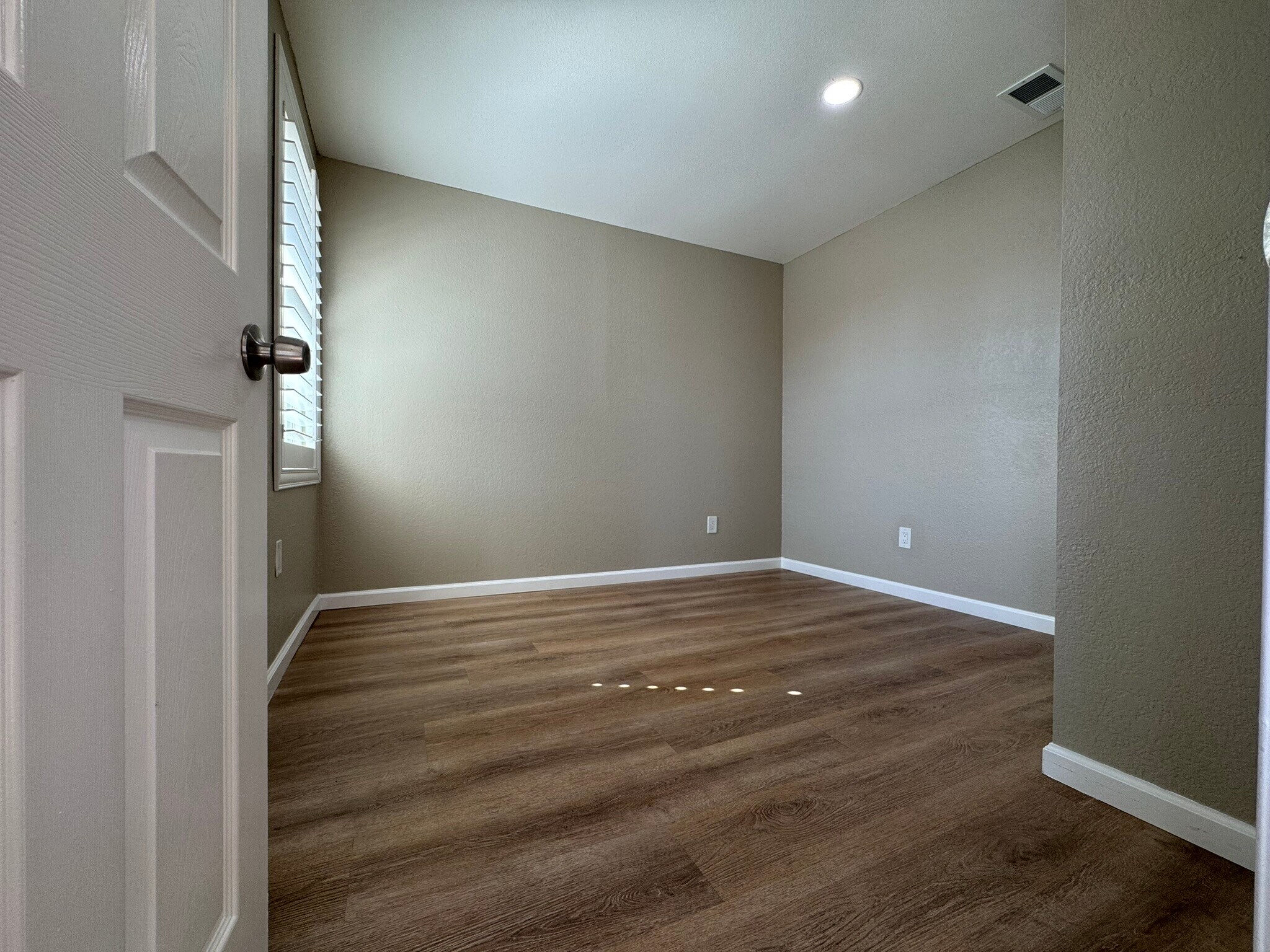 Front Bedroom - 1117 Oxford Dr