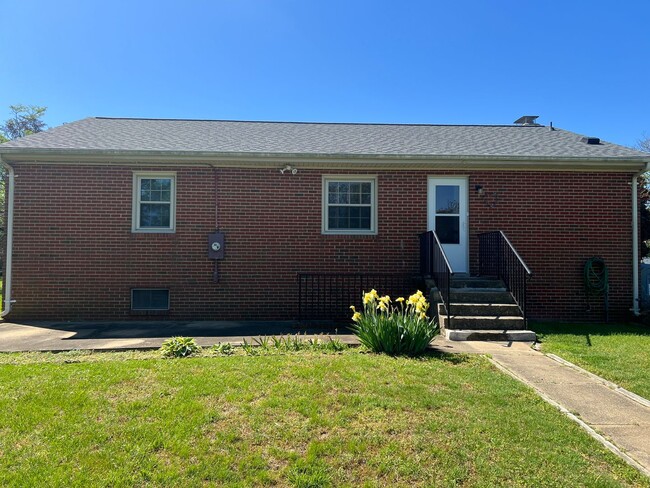 Building Photo - 3 bedroom 1 bath rancher with full basement