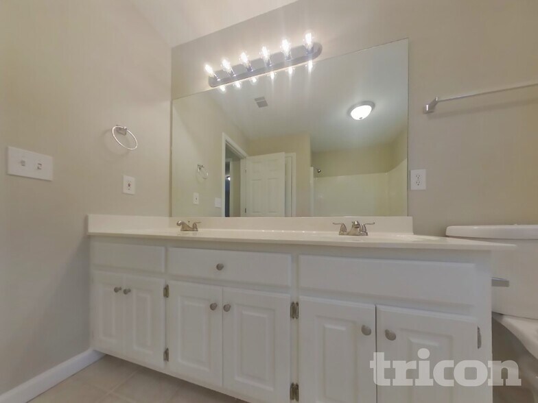 Building Photo - 1538 Fallen Leaf Dr SW