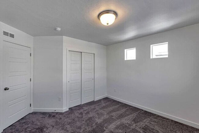Building Photo - Lehi Row End Townhouse w 2 car attached garage!