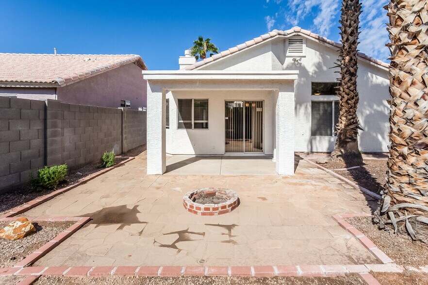 Building Photo - 867 E Morelos St