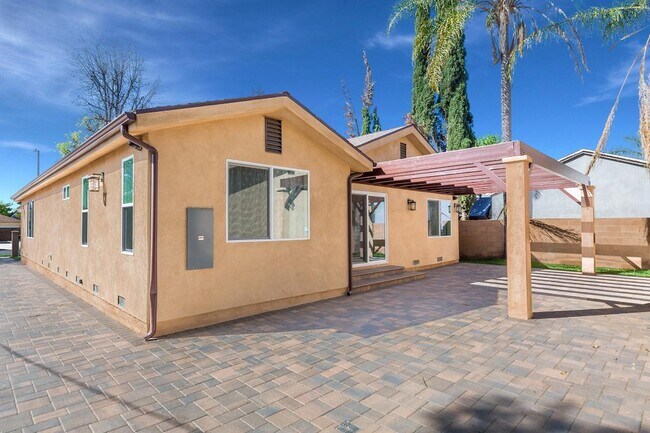 Building Photo - 6850 Encino Ave