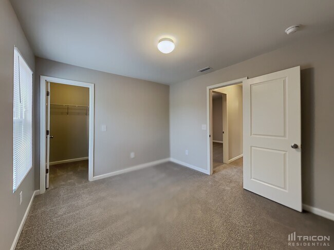 Building Photo - 5007 Red Poll Dr