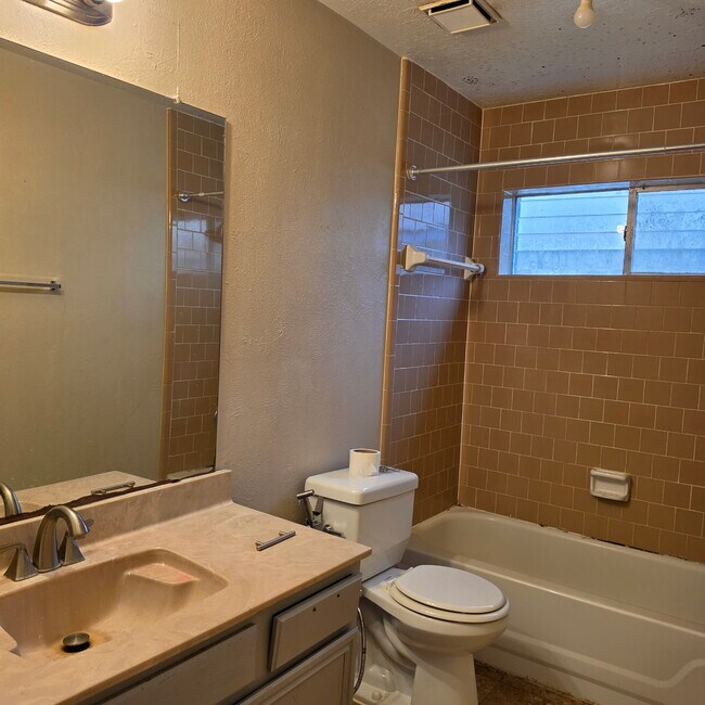Building Photo - 1806 Northcliff Pl