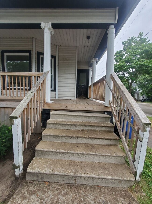Building Photo - 900 Villa St