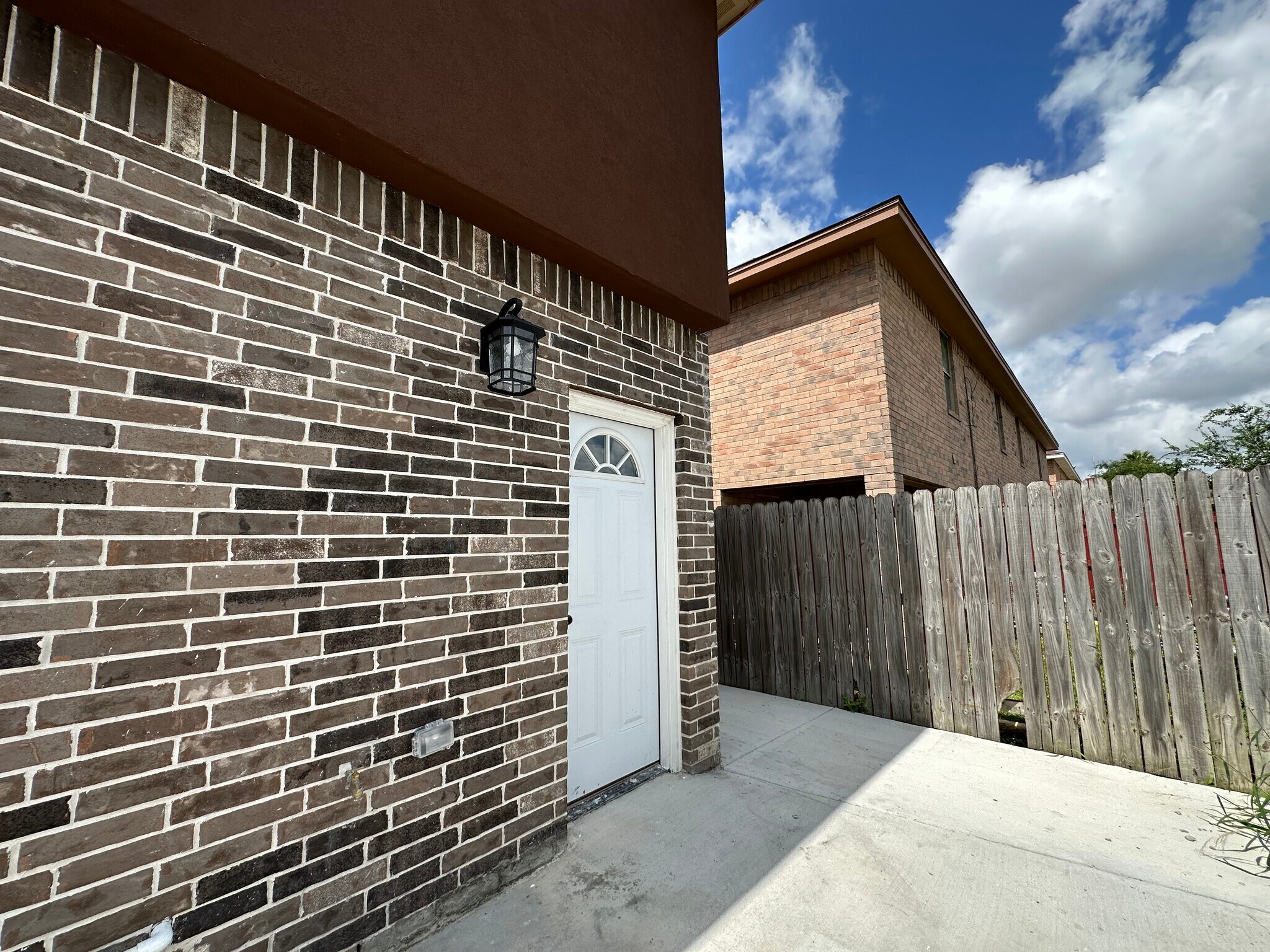Building Photo - 1308 W Fig Ave