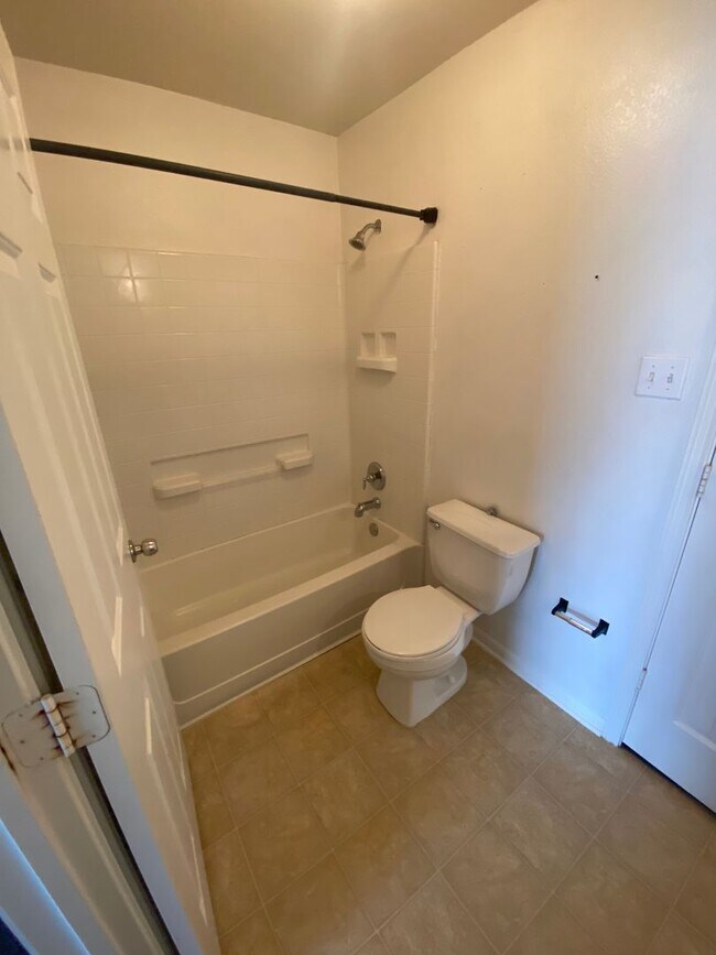 Building Photo - Beautiful 4 bed 2 bath home in White Rock subdivision.