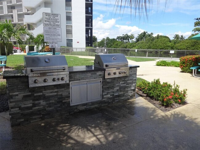 Building Photo - 3475 N Country Club Dr