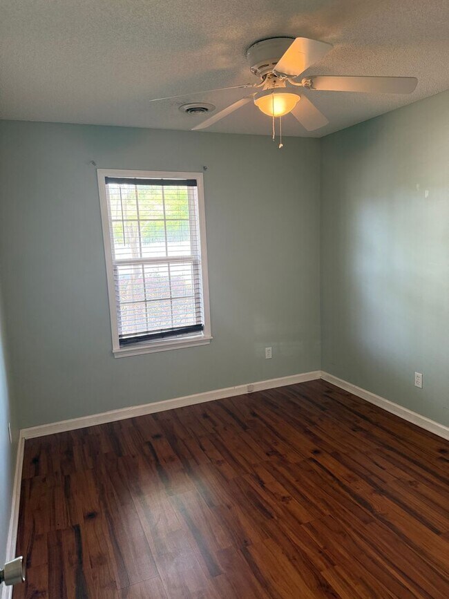 Building Photo - Beautiful 3 Bedroom 2 Bath Single Family Home- Pets welcome.