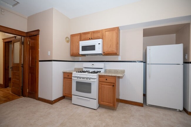Building Photo - Convenient Location & Updated Amenities!