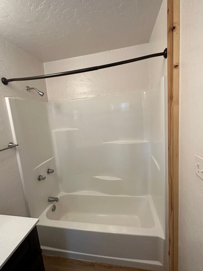 Building Photo - Cozy Pet friendly* 1Bd duplex! Available n...