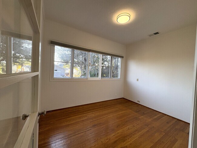 Building Photo - Beautiful Home in Crescent park, Palo Alto available now.