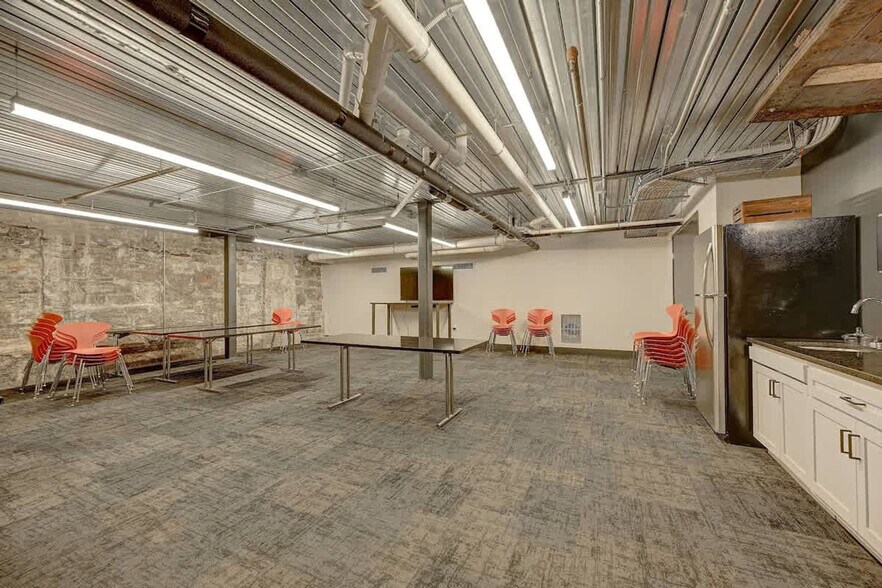 Building Photo - 1009 W Juneau Ave