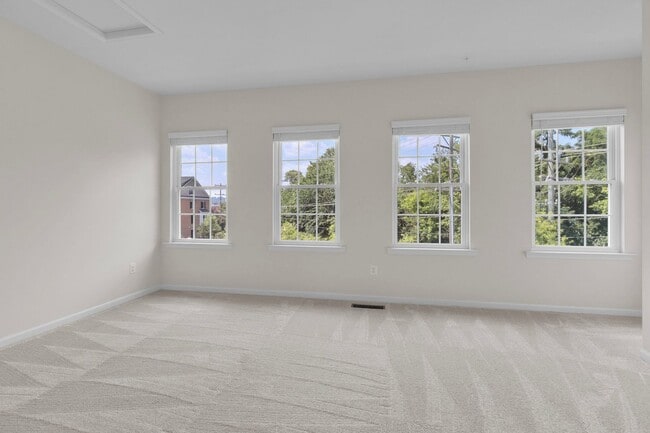 Building Photo - Luxurious 4 Bed 4.5 Bath Brick Townhome In...