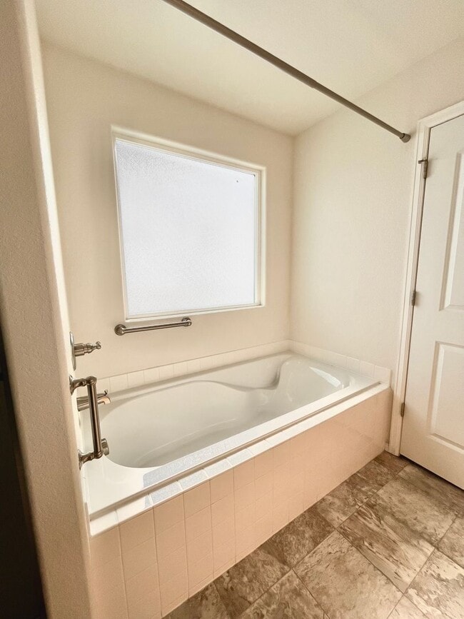 Building Photo - Spacious 3 Bedroom, 2.5 Bathroom Just South of Loveland