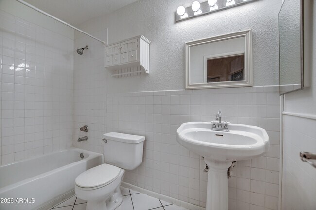 Building Photo - 815 E Calle Del Norte