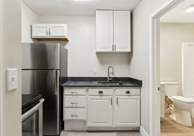 Building Photo - 306 W 17th St