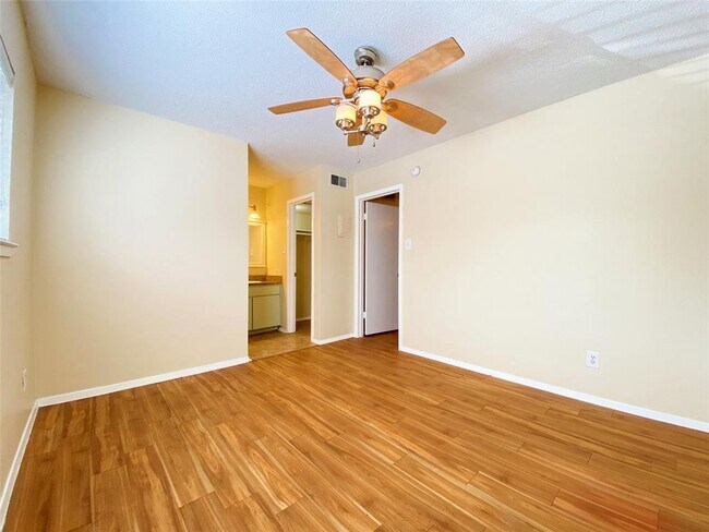 Building Photo - 2800 Swisher St