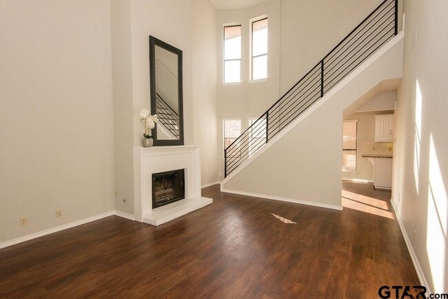 Building Photo - 5903 Hollytree Dr