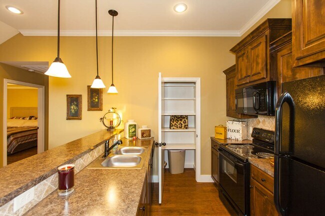 Building Photo - Available Now! 3 Bed 2 Bath Duplex in West...