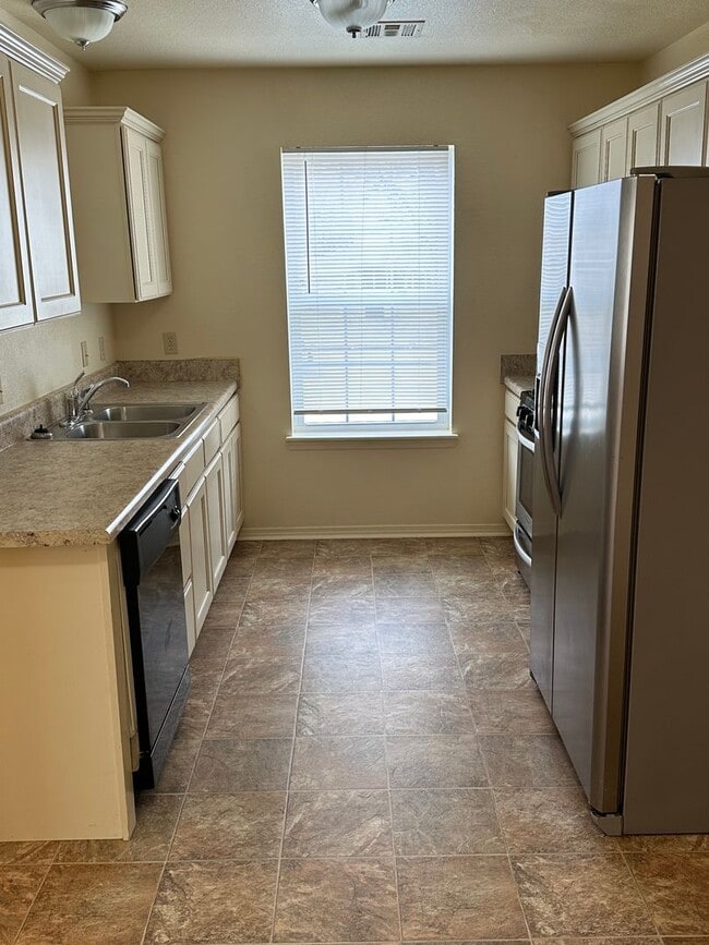 Building Photo - Nice 3 bedroom, 2 bath brick duplex