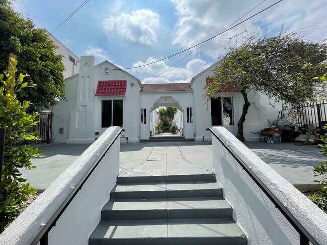Building Photo - 410 S Coronado St