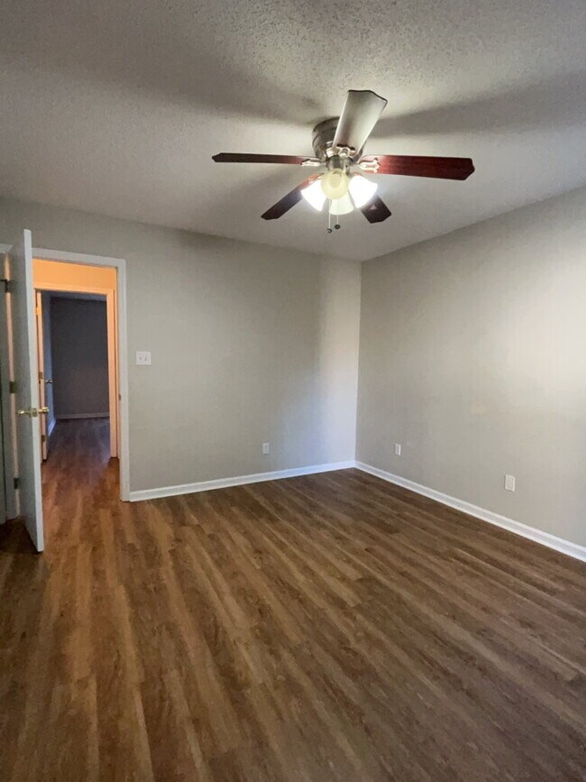 Building Photo - Two Bedroom Two Full Bathroom End Unit Townhome located in Indian Wells!