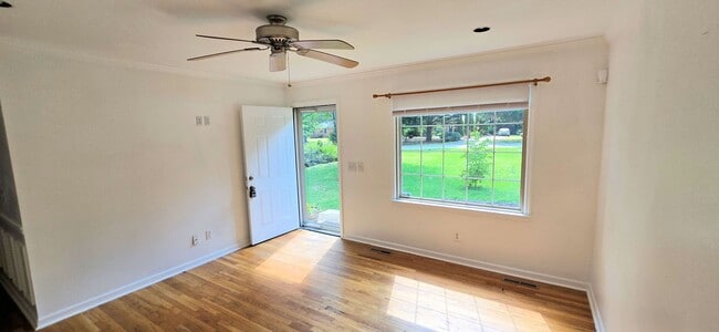 Building Photo - Cutest move-in ready brick ranch in Pfafft...