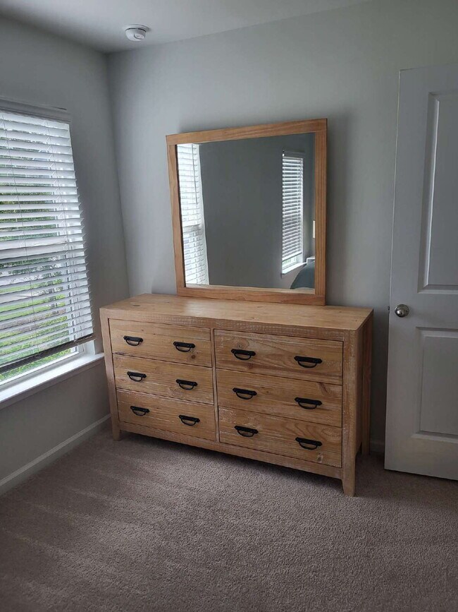 Building Photo - "Spacious Fully Furnished 4-Bedroom Townhouse in Summerville with 3 Full Baths – Your Perfect Fam...