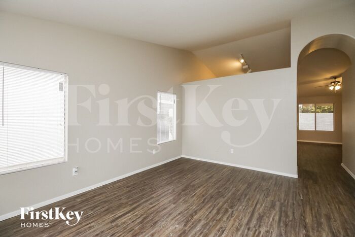 Building Photo - 842 E Glenmere Dr