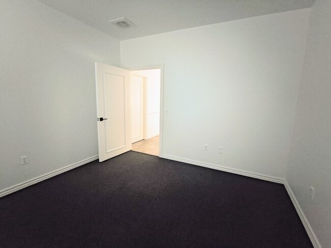 Building Photo - 817 Irish Ln