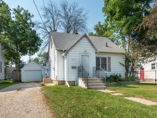 Building Photo - 1229 7th Ave SE