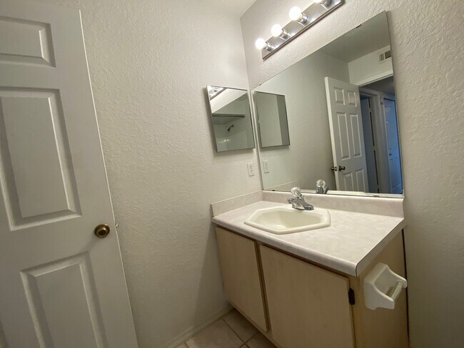 Building Photo - 13941 Fairway Island Dr