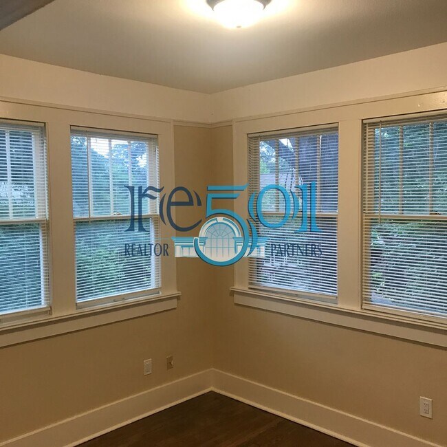 Building Photo - *New Price*  Newly Renovated Immaculate Co...