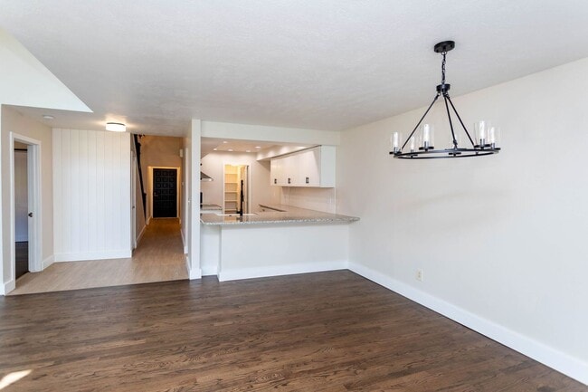 Building Photo - Beautiful Townhome in Central Colorado Springs!