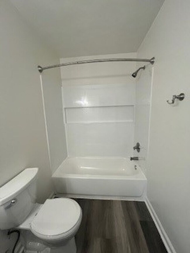 Building Photo - $1180 for Newly Renovated 1 bedroom in a 4...