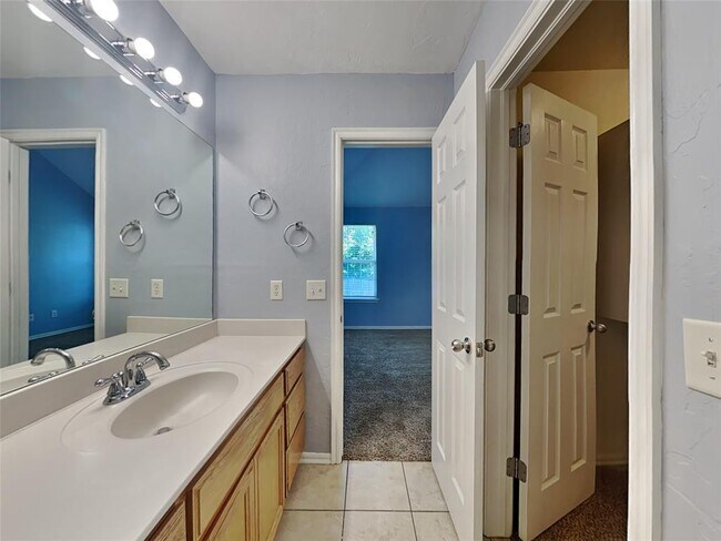 Building Photo - 4504 Applegate Dr