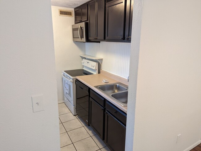 Primary Photo - Spacious Three Bedroom Condo Conveniently ...