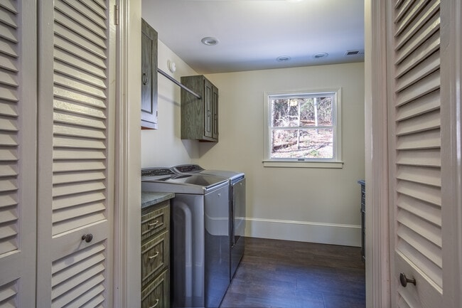 Building Photo - 780 Hart Rd