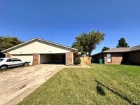 Building Photo - 2 Bedroom, 2 Bathroom Unit in Quiet Cul-de...