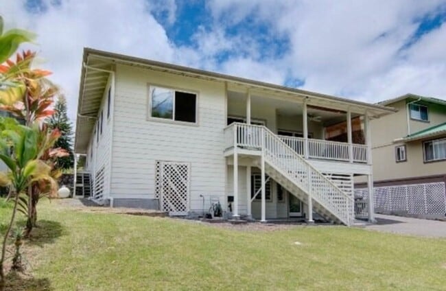 Building Photo - Lovely & spacious 3 bedroom 2 bath home (u...