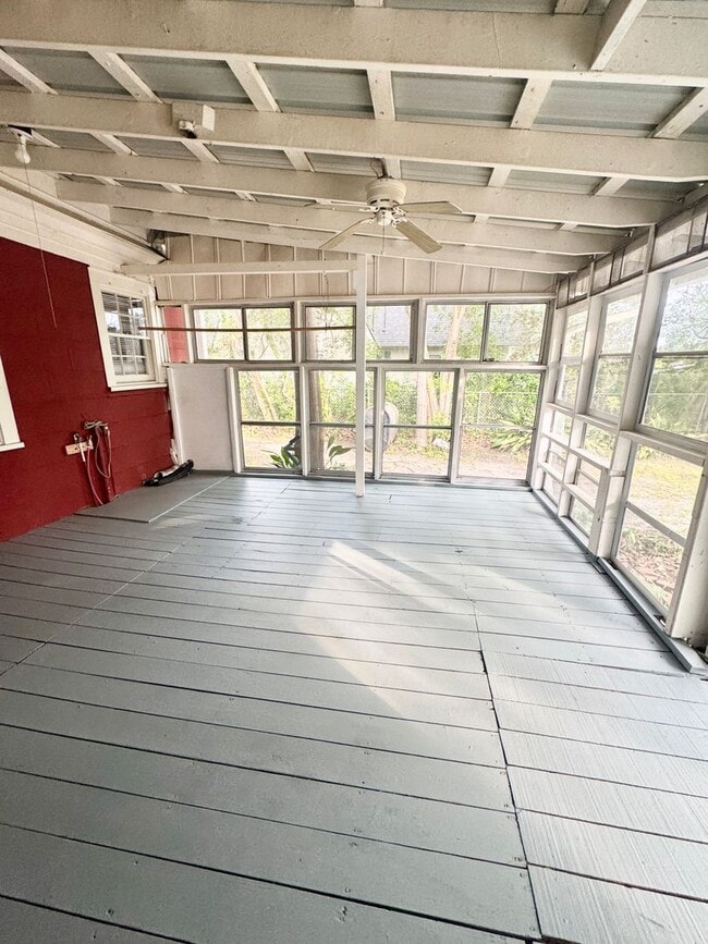 Building Photo - ADORABLE Downtown Cottage in Conway. Fantastic location and TONS of charm. Fenced in back yard!