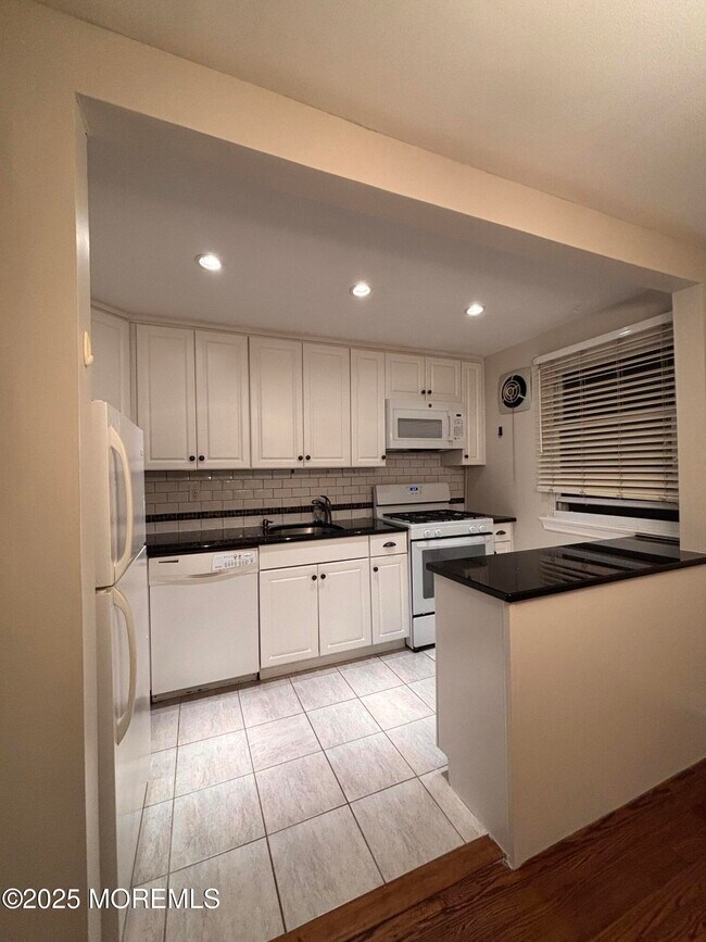 Building Photo - 139 Manor Dr