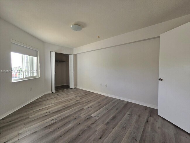 Building Photo - 637 SW 3rd St