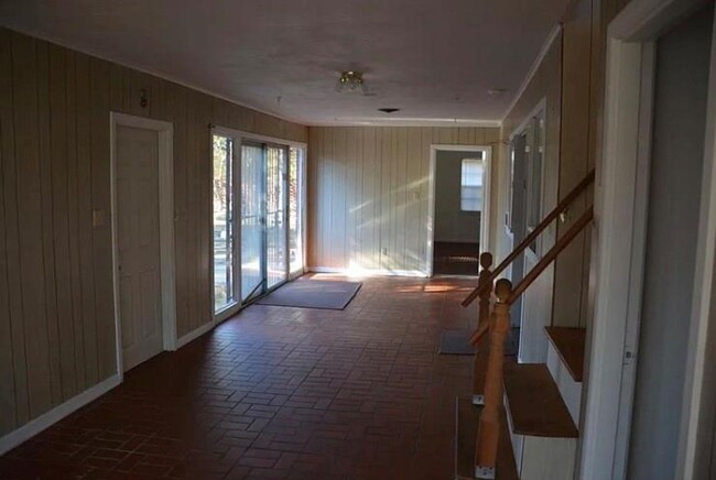 Building Photo - Spacious 3 bed- 2 bath- Located in South H...